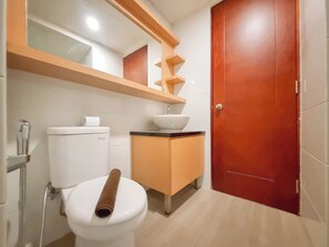 Une salle de bain moderne équipée de toilettes, d’un lavabo et d’une douche.