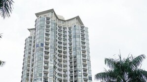Ein Hochhaus mit mehreren Balkonen, vermutlich ein Wohn- oder Hotelgebäude.