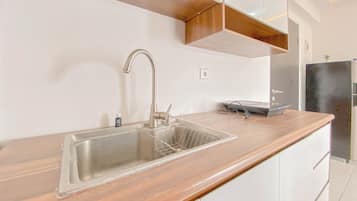 Apartamento standard, 1 quarto (Apartment) | Cozinha privada | Geladeira, chaleira elétrica, panela elétrica de arroz