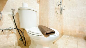 Standaard appartement, 1 slaapkamer (Apartment) | Badkamer | Een douche, gratis toiletartikelen, handdoeken
