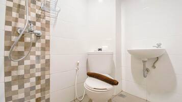 Estúdio standard, 1 quarto (Apartment) | Banheiro | Chuveiro, produtos de toalete grátis, toalhas de banho