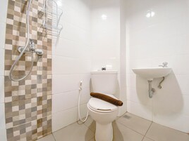 Estúdio standard, 1 quarto (Apartment) | Banheiro | Chuveiro, produtos de toalete grátis, toalhas de banho 