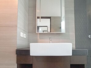 Standaard studio, 1 slaapkamer (Apartment) | Badkamer | Een douche, gratis toiletartikelen, handdoeken