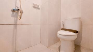 Studio, 1 Bedroom (Apartment) | Bathroom | Shower, towels