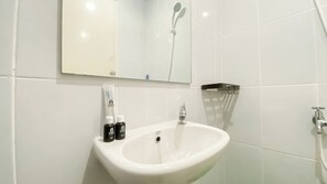 Estudio estándar, 1 habitación (Apartment) | Baño | Regadera, amenidades de baño gratuitas, toallas 