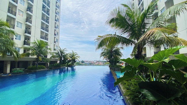 Una piscina con vista despejada a un edificio alto al fondo.
