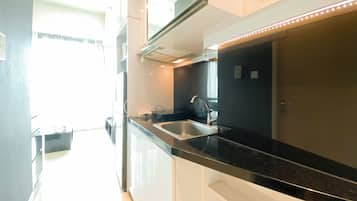 ์คํ ๋ค๋ ์ํํธ, ์นจ์ค 1๊ฐ (Apartment) | ์ ์ฉ ์ฃผ๋ฐฉ | ๋์ฉ๋ ๋์ฅ๊ณ , ์ฟกํ, ๋ฐฅ์ฅ
