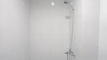 Apartemen Standar, 1 kamar tidur (Apartment) | Kamar mandi | Shower, perlengkapan mandi gratis, dan handuk