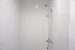 Ducha, artículos de tocador gratuitos, toallas