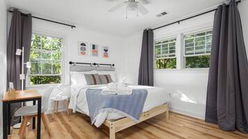 4 slaapkamers, een strijkplank/strijkijzer, reisbedje, gratis wifi