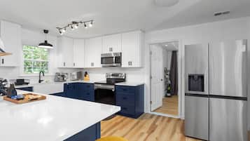 Een koelkast, een magnetron, een oven, een kookplaat