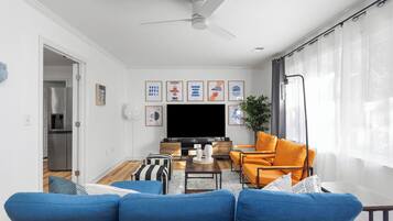 Een smart-tv en boeken