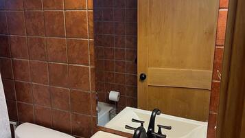 Secadora de cabello, toallas, jabón, papel de baño