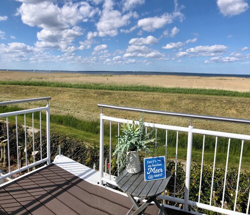 Serene Waterview Retreat 2 Bedrooms in Mönkebude, Germany