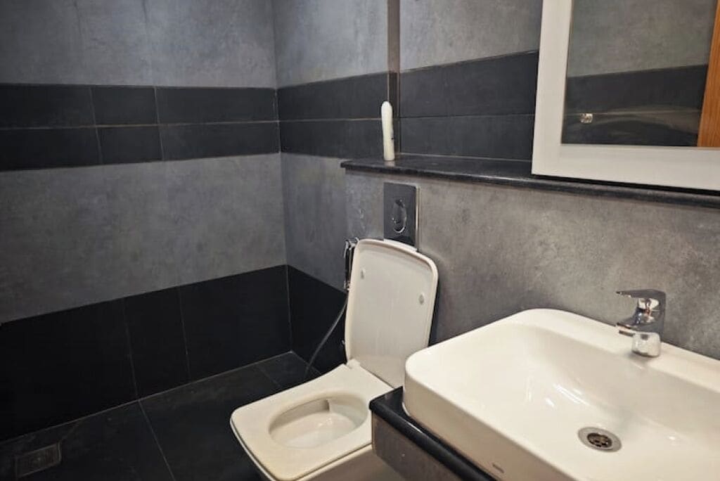 Douche, articles de toilette gratuits, sèche-cheveux, peignoirs