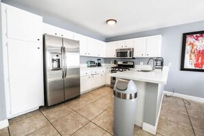 Kjøleskap, mikrobølgeovn, ovn og kokeplater