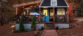Tiny Cabin w Deck Grill Hammocks Pool & Firepit