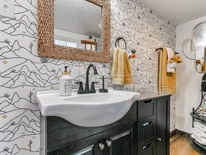 Regadera, secadora de cabello, toallas, jabón 