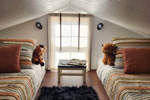 3 habitaciones, escritorio y tabla de planchar con plancha 