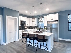 雪櫃、微波爐、焗爐、爐具