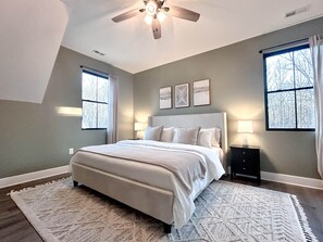 2 dormitoris, planxa i posts de planxar i un bressol de viatge 