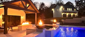 Luxury Guest House w/Resort Style Pool & Spa, pets welcome