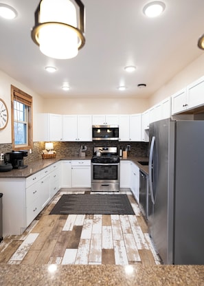 Fridge, microwave, oven, stovetop - Matilda - Stunning, 3-bed, vintage home in Duluth! (Duluth)