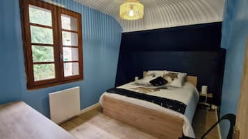 5 bedrooms, travel cot, free WiFi, bed sheets