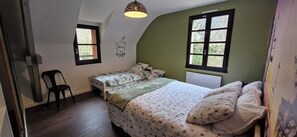 5 bedrooms, travel crib, free WiFi, bed sheets - Renovated mountain gîte, close to ski slopes and hiking trails, sleeps 14 to 15 (Aragnouet)