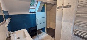 Shower, hair dryer, towels, toilet paper - Renovated mountain gîte, close to ski slopes and hiking trails, sleeps 14 to 15 (Aragnouet)