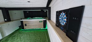 A room with a sauna, a dartboard, and a wooden cabinet. - Mountain Spa Vacation Home, near ski slopes and hiking trails, for 14 to 15 people (Aragnouet)
