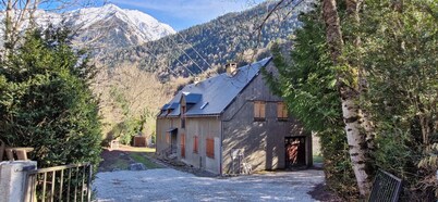 Renovated mountain gîte, close to ski slopes and hiking trails, sleeps 14 to 15
