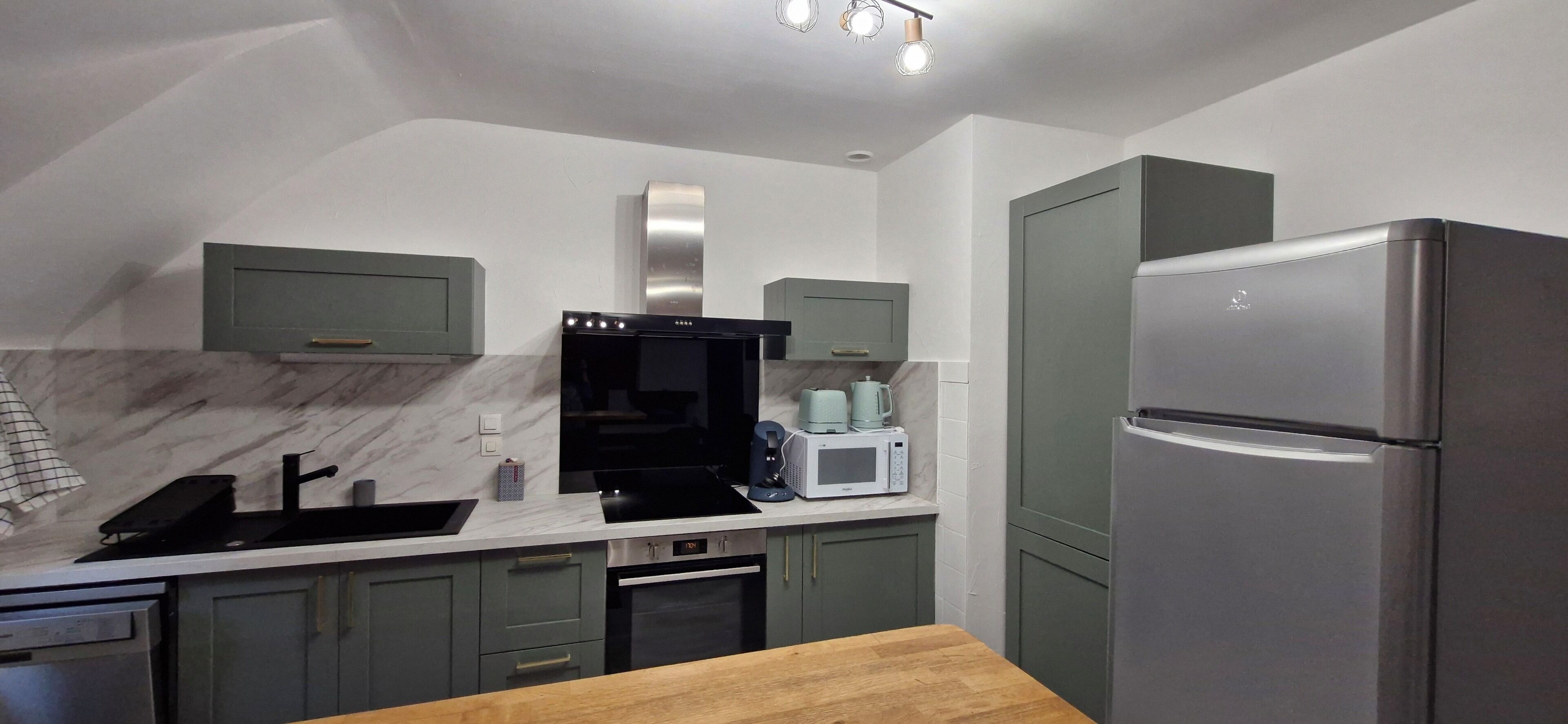 Frigorífico, microondas, horno y placa de cocina