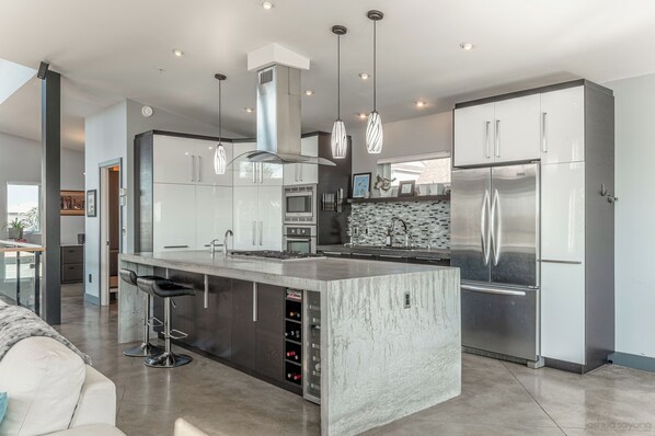 Réfrigérateur, micro-ondes, four, plaque de cuisson