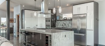 Cozy Northern lights retreat in Niven Lake w/ stunning lake views