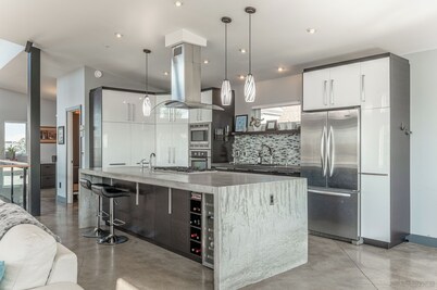 Cozy Northern lights retreat in Niven Lake w/ stunning lake views