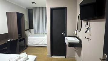 Executive-Dreibettzimmer | Laptopgeeigneter Arbeitsplatz, kostenloses WLAN