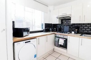 Réfrigérateur, micro-ondes, plaque de cuisson, bouilloire électrique