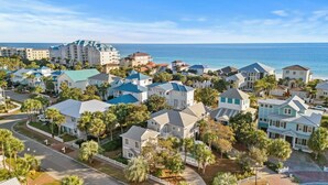 Un quartier résidentiel situé sur la côte, avec une variété de maisons, dont certaines ont des toits bleus, et qui offre une vue dégagée sur l’océan.