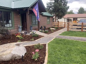 Property grounds - Spruce House - Beautiful Remodel - Great Downtown Location! (Lake City)