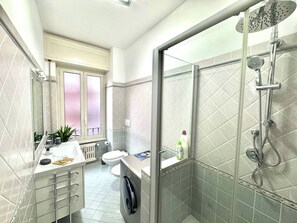 Dusche, Haartrockner, Bidet, Handtücher