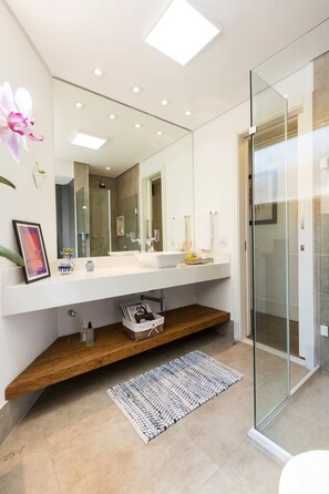 Towels, toilet paper - Spacious, modern and cozy apartment very well located (Itaim Bibi São Paulo)