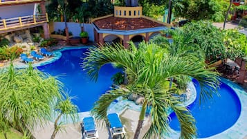 2 piscinas externas, funciona das 8h às 20h, espreguiçadeiras