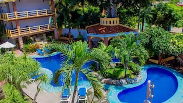 2 albercas al aire libre, acceso de 08:00 a 20:00, y camastros