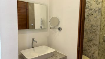 Douche, douche à « effet pluie », sèche-cheveux, serviettes fournies