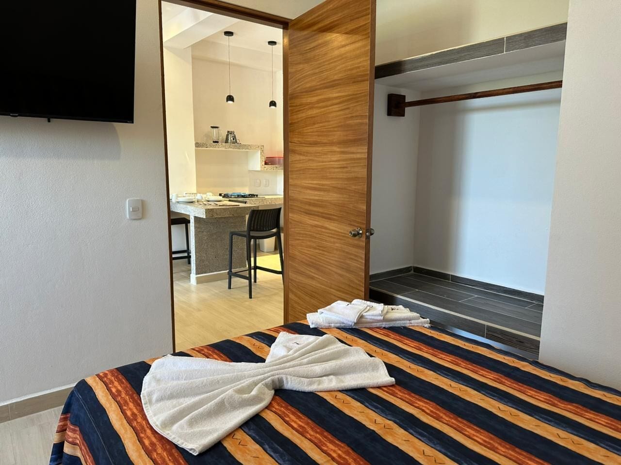 1 habitación, tabla de planchar con plancha, wifi gratis y ropa de cama 