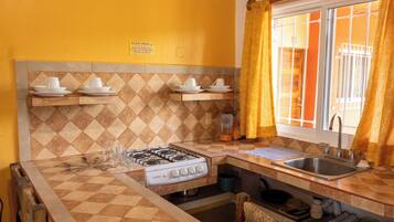 Comfort Bungalow | Private kitchen | Full-size fridge, stovetop, blender, cookware/dishes/utensils