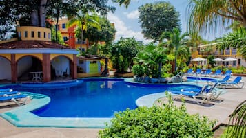 2 piscine all'aperto, con ingresso dalle 08:00 alle 20:00, lettini