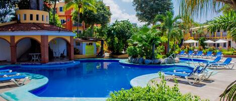 2 piscinas externas, funciona das 8h às 20h, espreguiçadeiras