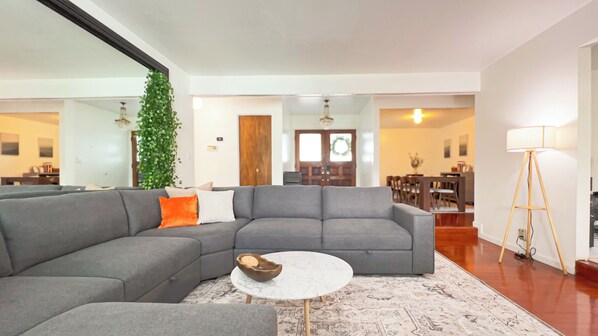 Smart TV, foosball - Family Fun with Game Room & King Bed near Monterey Aquarium, Laguna Seca (Salinas)